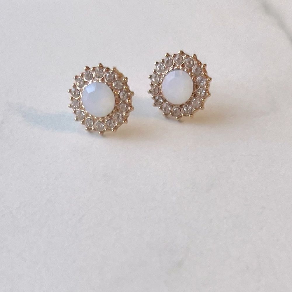 5 for $25 WHITE RHINESTONE TINY STUDS - Picture 2 of 4